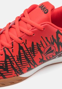 JAKO J-SI TAKE UNISEX - Botines de fútbol sala - fiery red/jet black