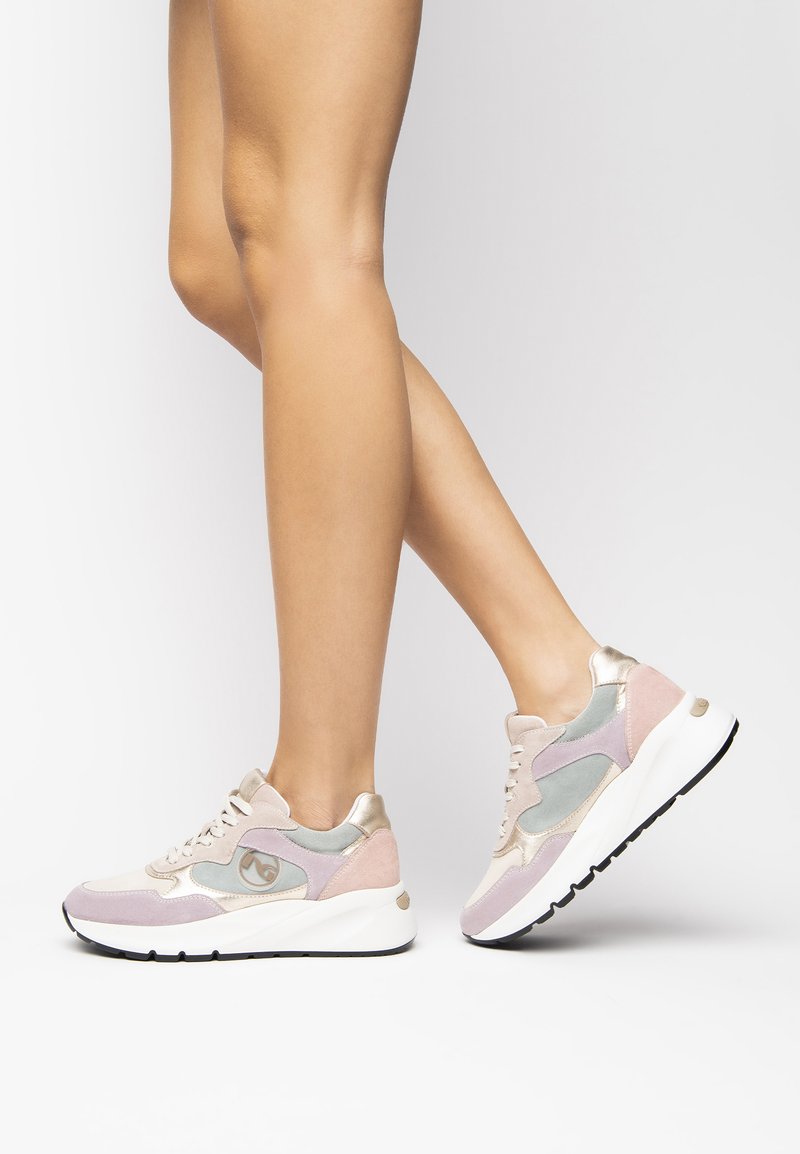 Sneakers con dettagli in rosa chiaro, grigio e oro metallico, materiali in suede e mesh, suola ammortizzata e design a punta arrotondata.