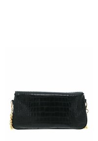 Pochette rectangulaire noire en cuir embossé crocodile avec chaîne en or sur fond blanc.
