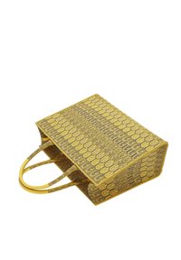  bolsa de mano amarilla con un diseño rectangular, que presenta diseños intrincados. Tiene dos asas largas y una superficie текстurizada.
