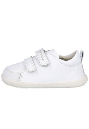 Zapatilla deportiva blanca para niños con dos tiras de velcro, puntera redondeada y suela perforada, diseñada para un fácil ajuste y confort.