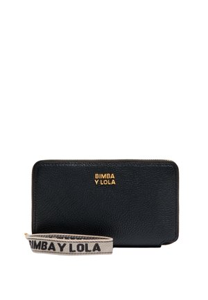 Billetera de cuero negro con acabado texturizado, logo dorado en relieve y una correa desmontable con etiqueta estampada. Cierre de cremallera en la parte superior.