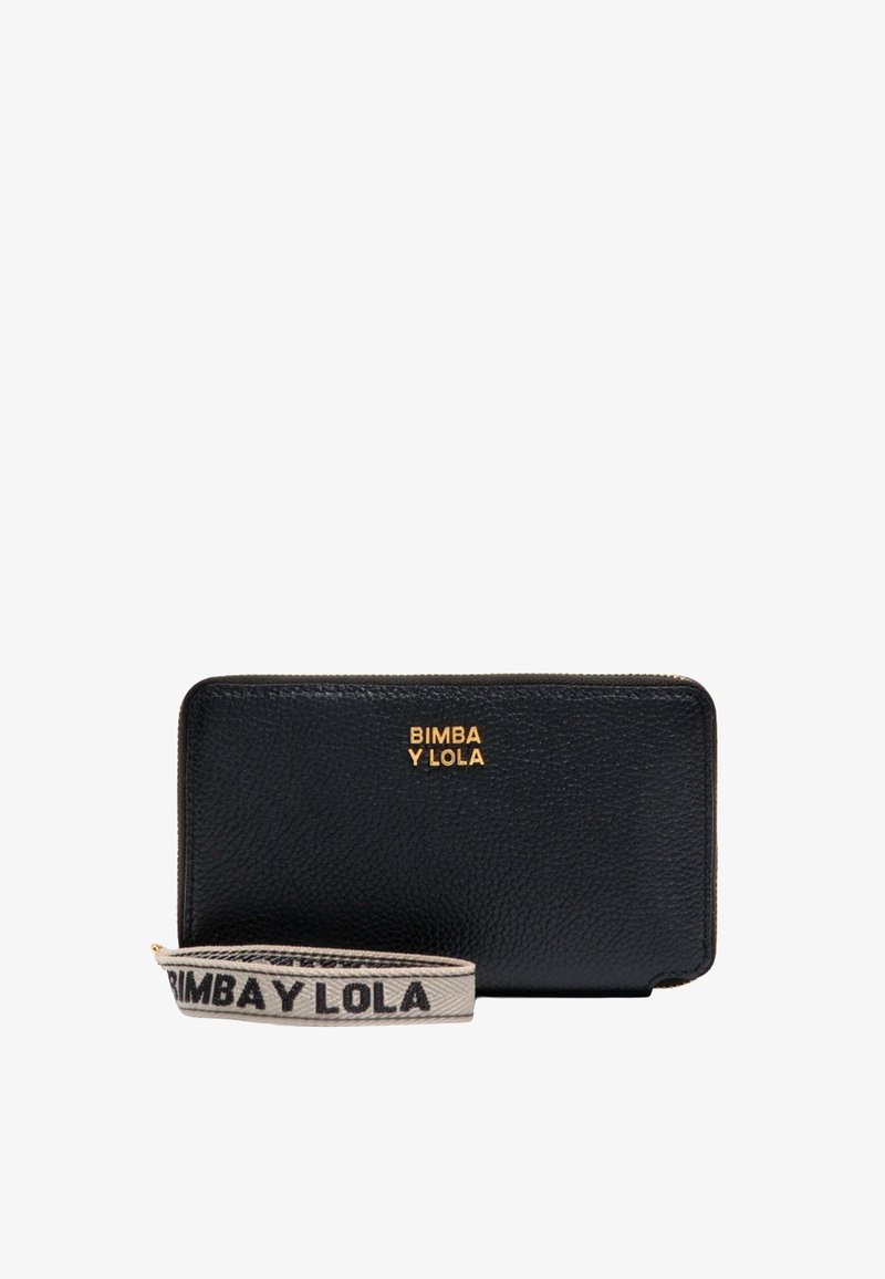 Czarny skórzany portfel o fakturowanym wykończeniu, z logo w złotym kolorze oraz odpinanym paskiem z wzorzystą etykietą. Zamek błyskawiczny na górze.