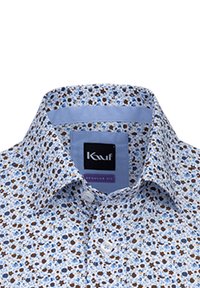 Camicia bianca con un motivo floreale blu e dettagli marroni e blu. Design a taglio regolare con colletto button-down e etichetta visibile.
