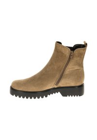 Beige suède enkellaars met een zijrits, een ronde neus en een robuuste zwarte rubberen zool met diepere profielgroeven voor grip.
