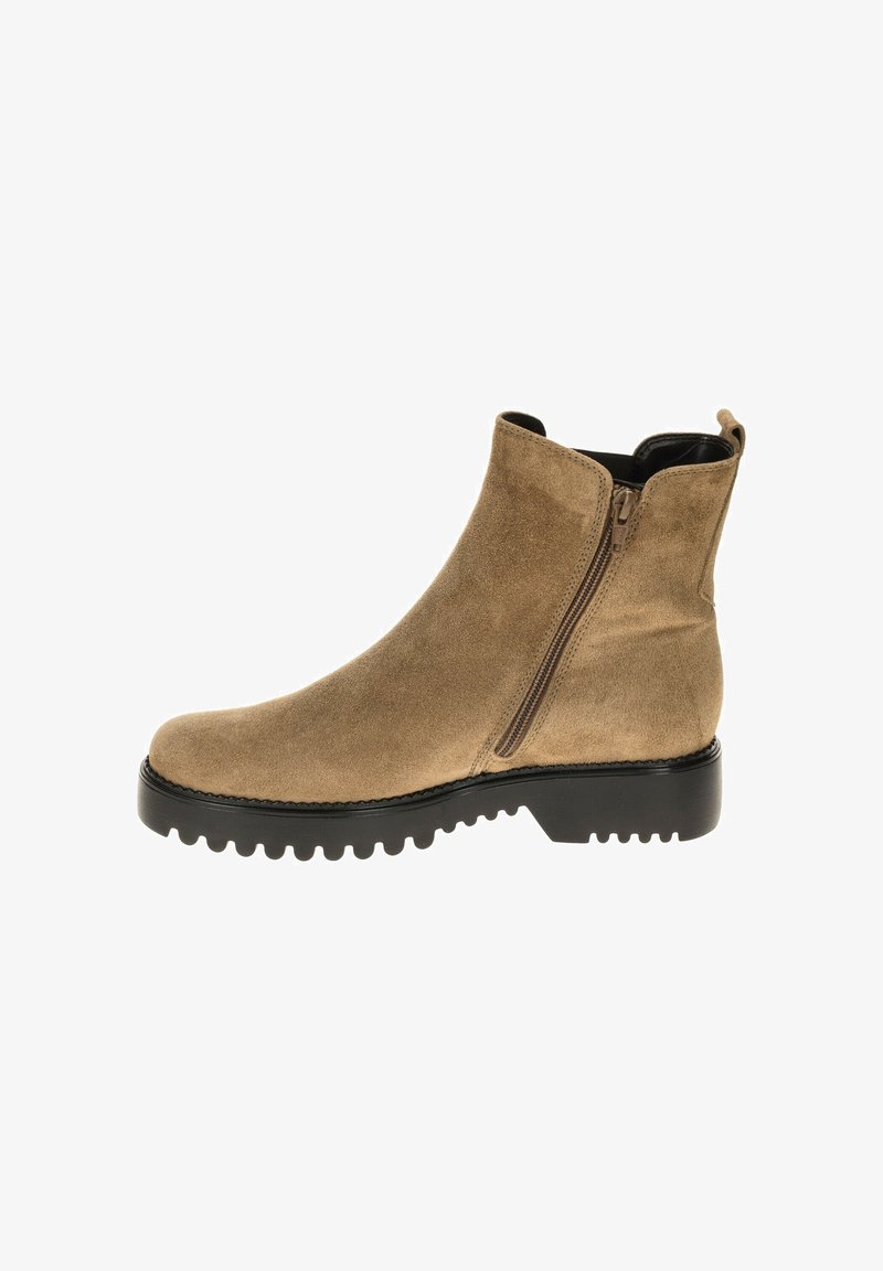 Beige Wildleder-Ankle-Boot mit seitlichem Reißverschluss, runder Spitze und einer robusten schwarzen Gummisohle mit tieferen Profilnuten für besseren Halt.
