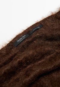 Brunt cashmere-stof med en blød, tekstureret overflade. Mærkerne viser "Massimo Dutti," "100% CASHMERE," og "LAVET I KINA."