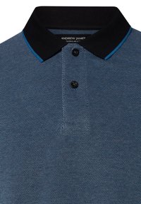 Blaues strukturiertes Poloshirt mit schwarzem Kragen, drei schwarzen Knöpfen und einem blauen Akzent am Kragenrand. Markenlabel innen sichtbar.