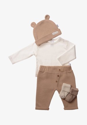 Beige Baumwolloutfit bestehend aus einem Langarmoberteil, einer Hose mit Knopfdetails und zwei Paar Fleecepumps; der Hut hat Bärenohren.