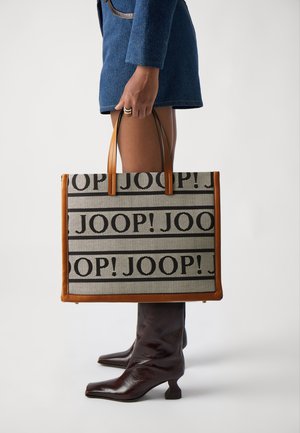 Sac fourre-tout avec une forme structurée, fabriqué en toile avec un motif répétitif "JOOP!" en noir, agrémenté de poignées et de finitions en cuir marron.