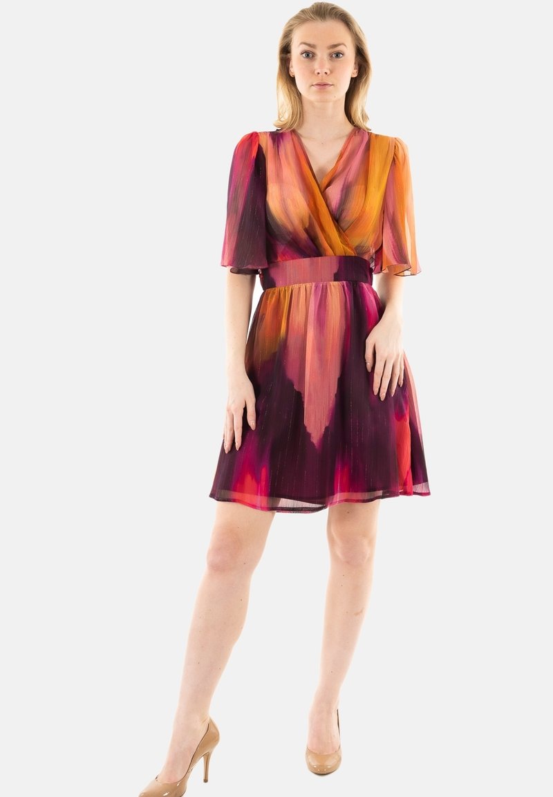 Vestido de manga corta en vibrante degradado de naranja, rosa y púrpura. Diseño envolvente con cintura ajustada y falda acampanada; tejido ligero y fluido.