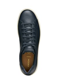Sneaker in pelle blu con punta tonda, lacci frontali e suola in gomma crema a contrasto. Presenta il logo impresso sulla soletta e sulla linguetta.