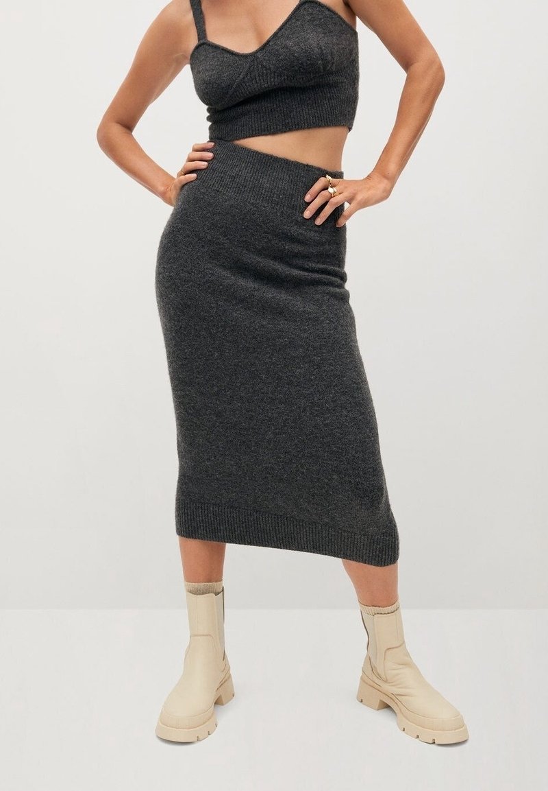 Harmaa neulottu croptop ja tiukka hame, jossa on raidoitettu pinta ja helma. Yhdistetty beigeihin nilkkureihin, joissa on paksu pohja.