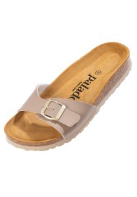 Ljus beige slidesandal med ett brett rem med ett guldspänne. Mjuk korkfotbädd och texturerad gummisula för bra grepp.