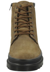 Botas de tobillo de ante marrón con suelas de goma negra, presentan ojales para los cordones, un upper texturizado y una cremallera lateral para facilitar su uso.