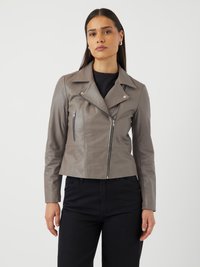 Veste de biker en cuir gris avec fermeture éclair asym�étrique, grands revers et deux poches avant zippées ; texture lisse et coupe courte.