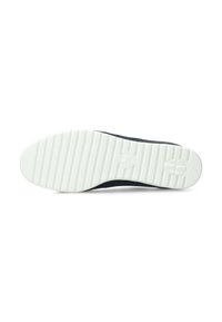 Semelle de chaussure avec un fond en caoutchouc blanc texturé, présentant des rainures horizontales et une forme arrondie, fixée à un matériau supérieur foncé.