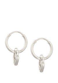Sølv hoops øreringe med en glat, poleret finish og en stor cirkulær form, med en kæde detalje, der forbinder hoop'en.