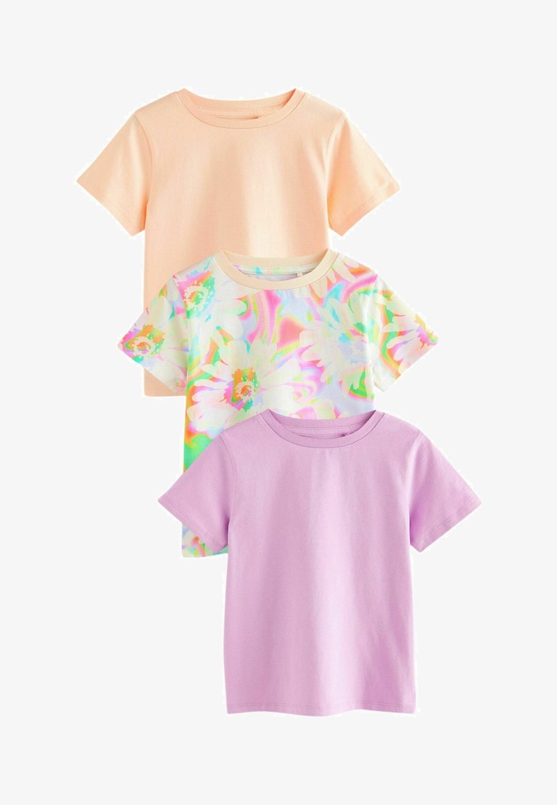 Tre t-shirt a maniche corte nei colori pesca, motivo floreale multicolore e lilla chiaro, disposte verticalmente su uno sfondo bianco.