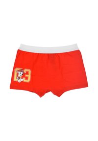 Shorts di cotone rossi con una cintura elastica bianca. Presentano un personaggio di cartone animato stampato e il numero "03" con contorno giallo sul davanti.