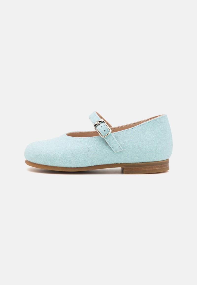 Zapato Mary Jane de glitter azul claro con puntera redondeada, tacón de madera plano y una única correa ajustable con hebilla a través del empeine.