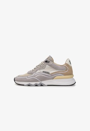 Grau-beige Wildleder-Sneaker mit Mesh-Einsätzen, strukturierten Oberflächen, kontrastierender Sohle und dezentem Branding seitlich und auf der Zunge.