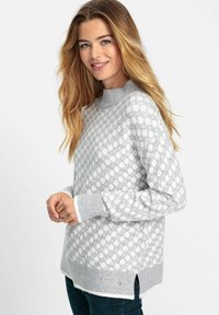 Pull en maille gris présentant un design à motifs avec des points blancs, des poignets côtelés, un col montant et des fentes latérales pour plus de confort.
