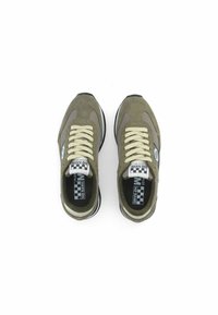 Groene suède sneakers met gaasaccenten, crèmekleurige veters en een zwart-wit geblokte binnenzool. Heeft een ronde neus en een verzachtende zool.