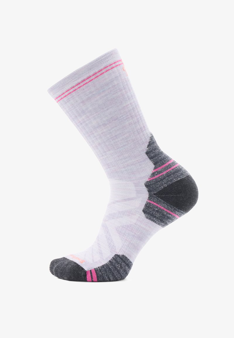 Meia atlética lilás clara e cinza escuro com riscas cor-de-rosa, apresentando um calcanhar e biqueira almofadados, padrão triangular e textura suave.