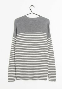Grau gestrickter Pullover mit langen Ärmeln, versehen mit horizontalen weißen Streifen. Hergestellt aus weichem Strickmaterial. Rundhals und lockere Passform.