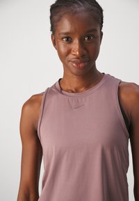 Nike Performance ONE CLASSIC TANK - Topper - smokey mauve/(black)