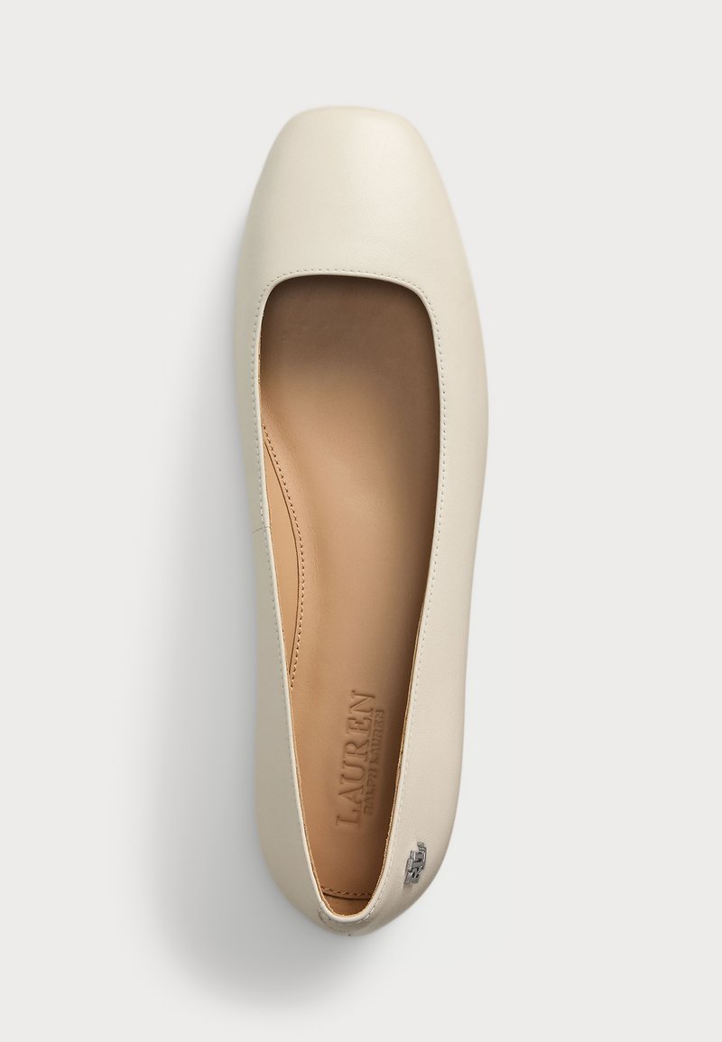 Quadratische, cremefarbene Lederflatschuhe mit glatter Oberfläche, beigem Innenfutter und dezentem Logo-Detail an der Außenseite.