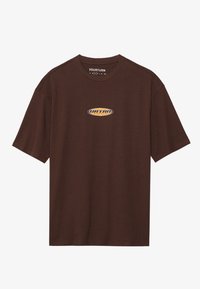 T-shirt en coton marron avec un col rond, des manches courtes et un logo graphique en orange et jaune sur la poitrine. Texture lisse.