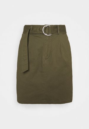 Jupe mini kaki en tissu mélangé de coton, dotée d'une fermeture éclair sur le devant, de passants de ceinture et d'une boucle en métal circulaire. Design simple.