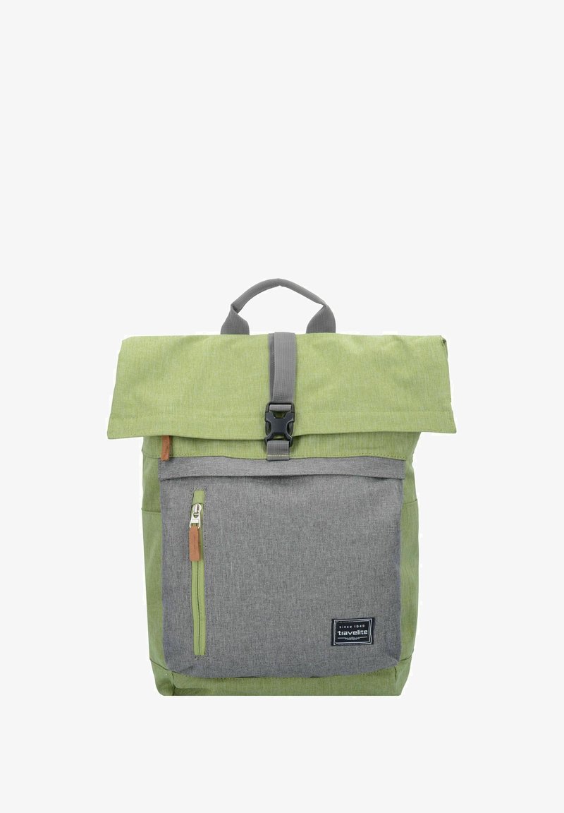 Roll-top rugzak in lichtgroene en grijze stof. Heeft een voorvak met rits, een verstelbare schouderband en een handvat bovenaan om te dragen.