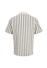 Chemise à manches courtes, avec col, de couleur crème avec des rayures verticales bleues. Présente un tissu texturé et une coupe décontractée.