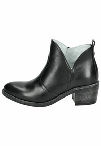 Bota negra de cuero hasta el tobillo con puntera afilada, cortes en forma de V a los lados y tacón apilado. El interior cuenta con un forro azul claro, que añade contraste.