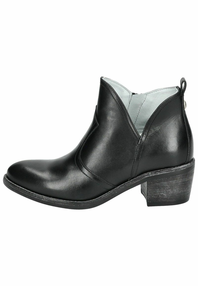 Bota negra de cuero hasta el tobillo con puntera afilada, cortes en forma de V a los lados y tacón apilado. El interior cuenta con un forro azul claro, que añade contraste.