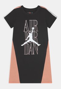 Svart klänning med korta ärmar och rosa och grå axeldetaljer, med en vit "Air Jordan"-logotyp och silhuettgrafik på framsidan.
