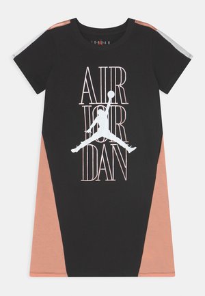 Robe noire à manches courtes avec des accents roses et gris, présentant un logo "Air Jordan" blanc et une silhouette graphique sur le devant.