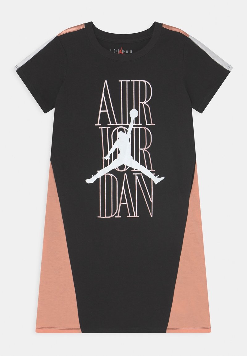 Svart klänning med korta ärmar och rosa och grå axeldetaljer, med en vit "Air Jordan"-logotyp och silhuettgrafik på framsidan.