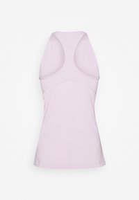 Canotta sportiva di colore viola chiaro con design a schiena scoperta, realizzata in tessuto morbido, presenta una vestibilità slim senza pattern o dettagli visibili.