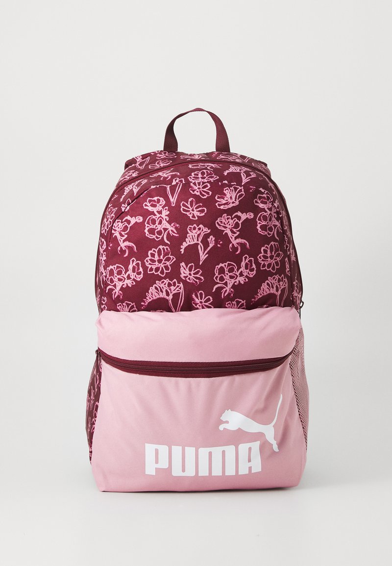 Bordeauxfarbener Rucksack mit rosa Blumenmuster, pinkem unteren Abschnitt, Fronttasche und weißem Puma-Logo. Verfügt über verstellbare Träger und einen Tragegriff.