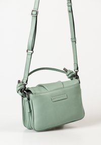 Groene leren schoudertas met een gestructureerde afwerking, voorzien van een afneembare strap en een voorflap met subtiele stikseldetails.