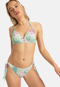 Mintgrünes Bikini-Set mit einem dreieckigen Oberteil und Bikinis mit seitlichen Bindebändern, verziert mit rosa Blumen- und Blättermustern. Glatte Stofftextur.
