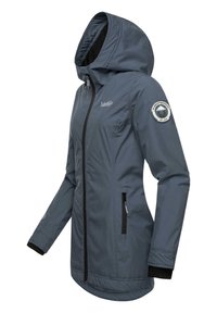 Grå vandtæt jakke med hætte, sort lynlås, sidelommer, elastiske manchetter og et logo patch på venstre ærme. Glat, let materiale.