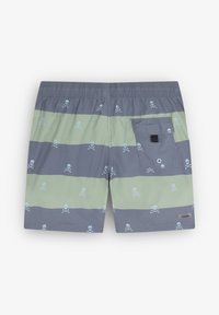 Short de bain à rayures gris et vert, orné d'un motif de tête de mort et de tibias blancs. Taille élastique avec détails de poches latérales.