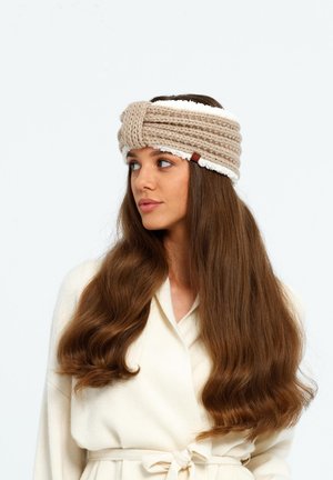 Gehaakte beige hoofdband met een gestructureerd ontwerp, voorzien van een gedraaide details aan de voorkant en een zachte witte voering aan de binnenkant.