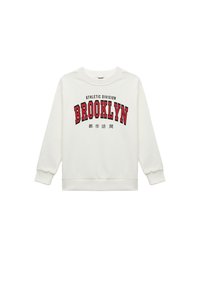 Biała bluz sweatshirtowa z długim rękawem, z czerwono-czarną grafiką i tekstem "BROOKLYN" w odważnej czcionce. Miękka, teksturowana tkanina.