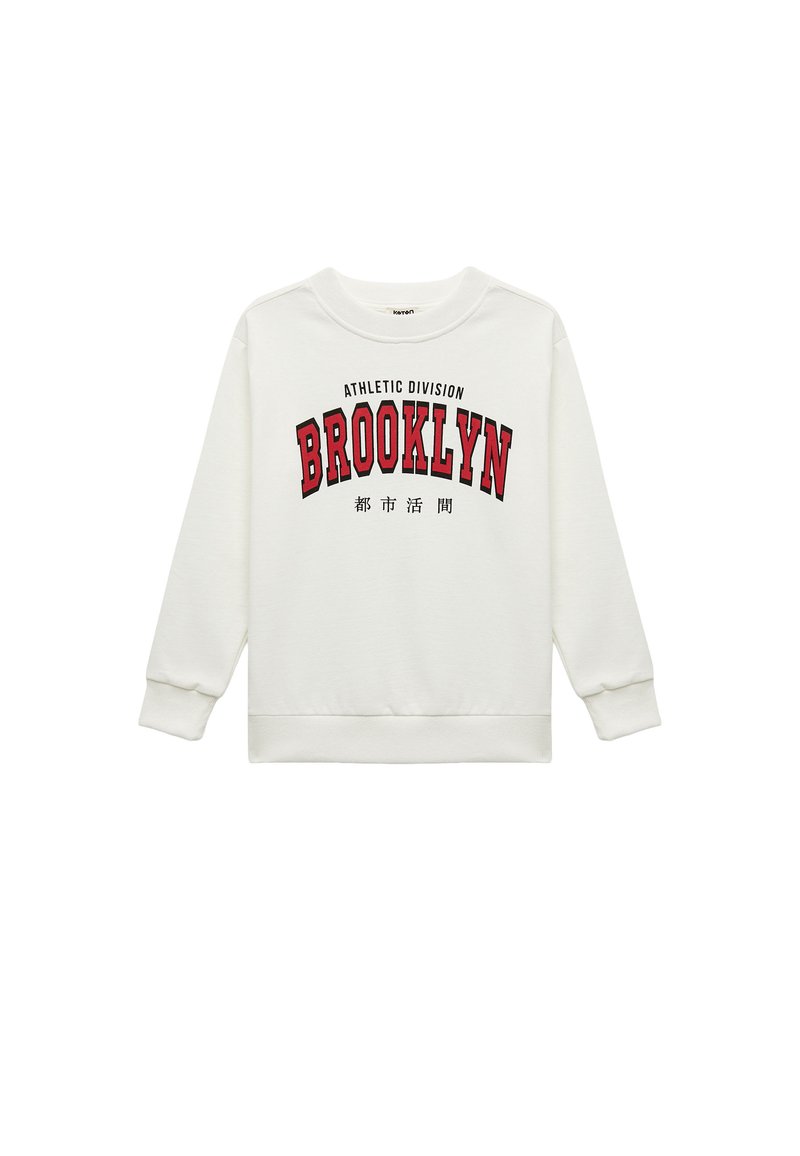 Biała bluz sweatshirtowa z długim rękawem, z czerwono-czarną grafiką i tekstem "BROOKLYN" w odważnej czcionce. Miękka, teksturowana tkanina.